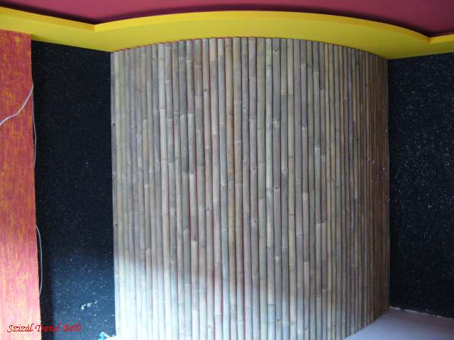 Billiárd szoba bárpult mögötti részének burkolása félbehasított bambusz rúddal.